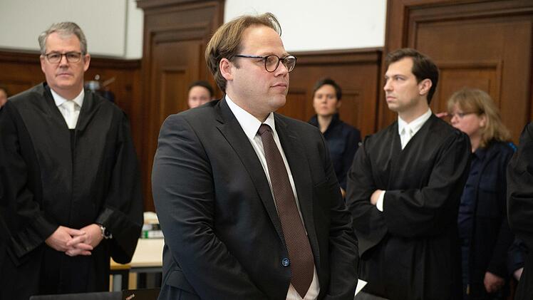 Der Prozess am Landgericht Nürnberg gegen den wegen Steuerhinterziehung angeklagten Christian Pech (Mitte), stellvertretender Landrat des Landkreises Erlangen-Höchstadt, verzögert sich erneut. Foto: Timm Schamberger/dpa/Archiv