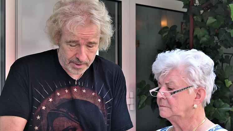 Thomas Gottschalk hilft beim Selfie.