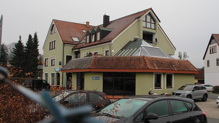 In dieses Haus in Röttenbach soll ein Swingerclub einziehen. Anwohner und Gemeinde wehren sich dagegen. Foto: Christian Bauriedel