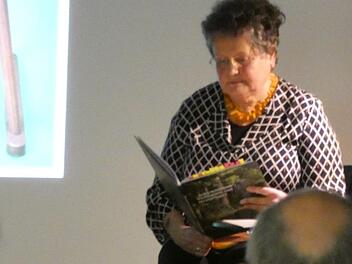 Cornelia Mence stellte ihr viertes Buch "'Judenbildstock' -  Viehhandel und Strafprozess  - Die Aufarbeitung eines Mordes im Jahre 1853 im Sinnbergwald bei Bad Brückenau" in  der  Galerie Form + Farbe vor. Foto: Nathalie Flügel