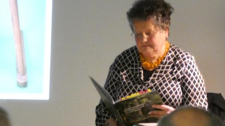 Cornelia Mence stellte ihr viertes Buch "'Judenbildstock' -  Viehhandel und Strafprozess  - Die Aufarbeitung eines Mordes im Jahre 1853 im Sinnbergwald bei Bad Brückenau" in  der  Galerie Form + Farbe vor. Foto: Nathalie Flügel