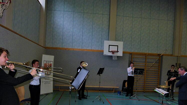 Das Blechbläserensemble des Markgraf-Georg-Friedrich-Gymnasiums unter der Leitung von Hubertus Baumann umrahmte die Abiturientenverabschiedung musikalisch.