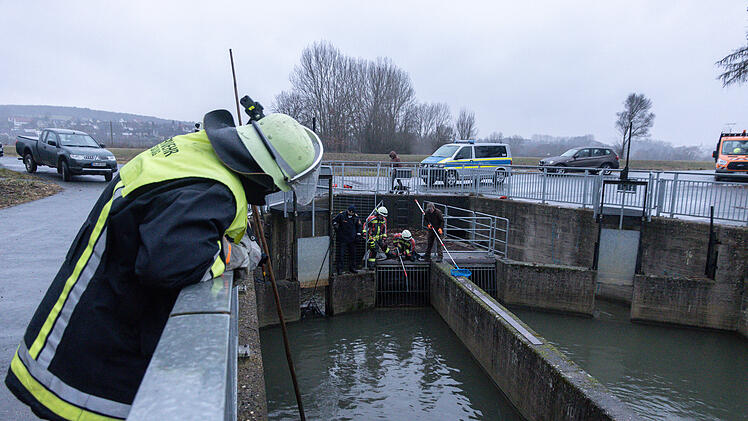Biber in Auffangbecken gefangen: Einsatzkr&auml;fte versuchen Tier zu retten