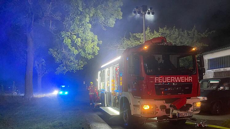 Helmbrechts: Gro&szlig;brand in Geb&auml;udekomplex - &uuml;ber 100 Feuerwehrleute im Einsatz