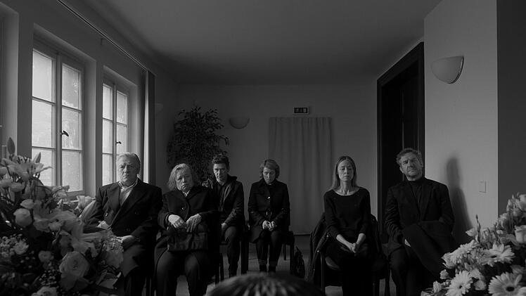 Die Familie kommt an Svens Beerdigung zusammen (von links):  Thomas (Manfred Zapatka), Elisabeth (Ursula Werner), Niels (Peter Schneider), Frauke (Kirsten Block), Holle (Jenny Schily) und Dieter (Johannes Zeiler) trauern um ihren Sven.