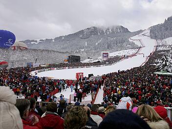Gro&szlig;er Zirkus beim wohl gr&ouml;&szlig;ten Ski-Rennen der Welt: die Weltcup-Abfahrt in Kitzb&uuml;hel ist ein Ereignis von Weltrang.
