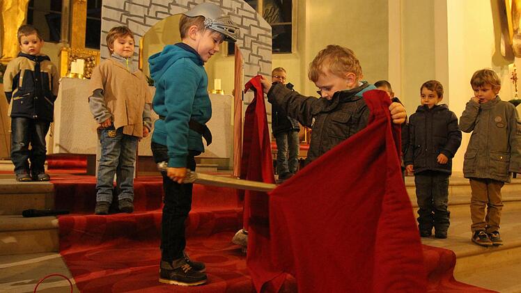 St. Martin mit seinem Diener beim Teilen des Mantels, dahinter der Bettler. Foto: gg