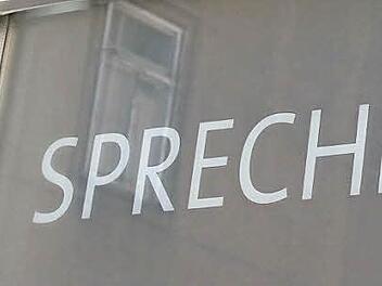 In der Scheibe des "Sprechpunkt." spiegelt sich das Gebäude Steingasse 7, das Stadtmuseum werden sollte. "Stattmuseum" war auch ein Namensvorschlag für die neue Anlaufstelle der SPD-Fraktion, wurde aber verworfen.