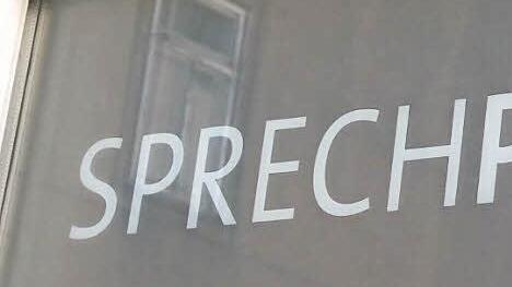 In der Scheibe des "Sprechpunkt." spiegelt sich das Gebäude Steingasse 7, das Stadtmuseum werden sollte. "Stattmuseum" war auch ein Namensvorschlag für die neue Anlaufstelle der SPD-Fraktion, wurde aber verworfen.