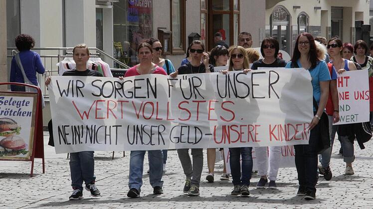Die Erzieherinnen gehen auf die Straße. Sie fordern mehr Anerkennung und mehr Geld.  Foto: Josef Hofbauer
