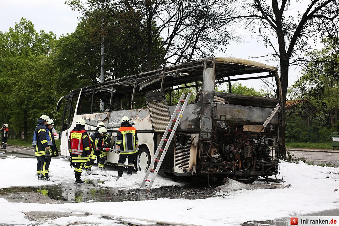 Reisebus brennt auf A3 bei Schlüsselfeld ab