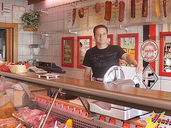Stephan Bauer ist überzeugt von der Qualität seiner Produkte und hofft, dass die Kunden bald wieder zahlreich ins Ladengeschäft nach Haßfurt kommen.  Foto: Friederike Stark