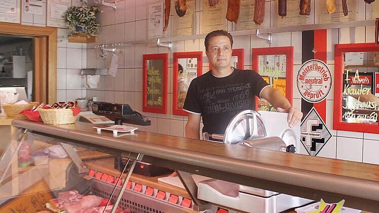 Stephan Bauer ist überzeugt von der Qualität seiner Produkte und hofft, dass die Kunden bald wieder zahlreich ins Ladengeschäft nach Haßfurt kommen.  Foto: Friederike Stark