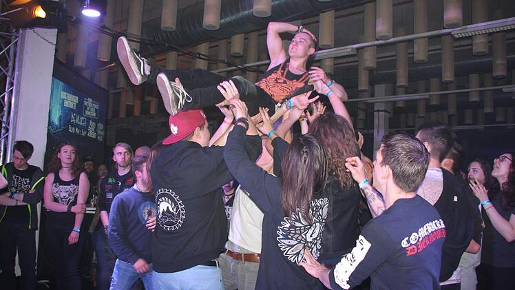 Ein Stagediver genießt die etwas andere Aussicht auf die Bühne. Foto: Stephan Stöckel