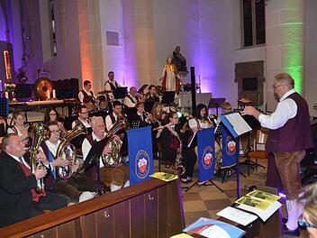 In mystisch wirkenden Lichtfarben sorgten Jugendorchester und Kronacher Musikanten für ein begeisterndes Konzert in der St.-Johannes-Kirche. Die Kronacher Musikanten unter Leitung von Harald Scherbel ließen gleich zu Beginn mit einem Marienlied aufhorchen. Foto: K.- H. Hofmann