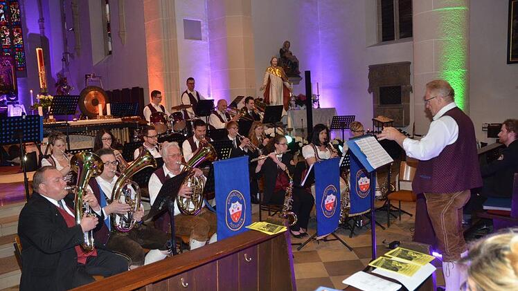 In mystisch wirkenden Lichtfarben sorgten Jugendorchester und Kronacher Musikanten für ein begeisterndes Konzert in der St.-Johannes-Kirche. Die Kronacher Musikanten unter Leitung von Harald Scherbel ließen gleich zu Beginn mit einem Marienlied aufhorchen. Foto: K.- H. Hofmann