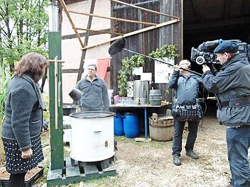 Der Gräfenberger Scheunenbesitzer Roland Singer braut Bier für das Scheunenfest. Sybille Krafft vom BR und ihr Team begleiten ihn. Foto: P. Malbrich