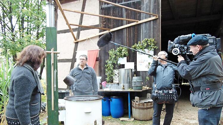 Der Gräfenberger Scheunenbesitzer Roland Singer braut Bier für das Scheunenfest. Sybille Krafft vom BR und ihr Team begleiten ihn. Foto: P. Malbrich