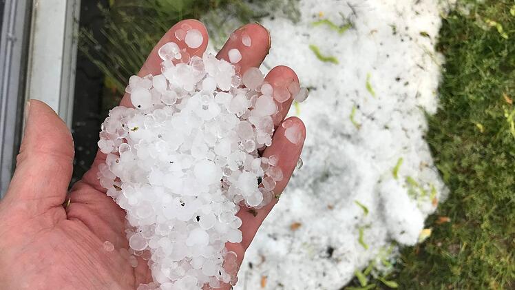 Eine Hand  voll Hagel im GewerbegebietFoto: rinklef