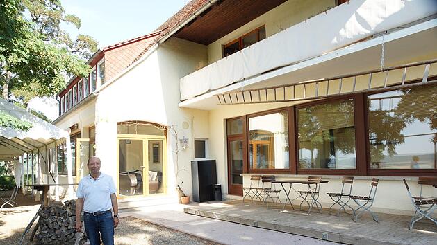 Karlheinz Friedel hat eine neue Idee f&uuml;r das Geb&auml;ude des Caf&eacute;-Restaurants "Ruine Aura". Foto: Arkadius Guzy