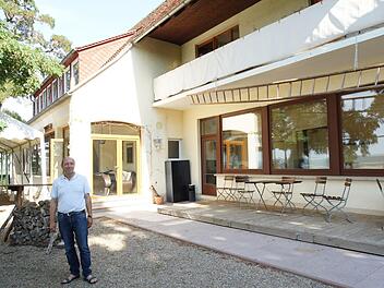 Karlheinz Friedel hat eine neue Idee für das Gebäude des Café-Restaurants "Ruine Aura". Foto: Arkadius Guzy