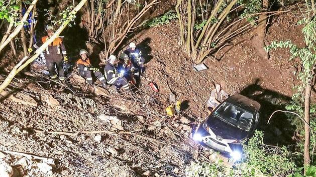 Eine steile B&ouml;schung rollte der Toyota hinab und musste per Seilwinde hochgezogen werden. Foto: Merzbach/News5