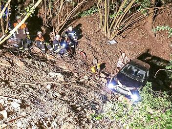 Eine steile B&ouml;schung rollte der Toyota hinab und musste per Seilwinde hochgezogen werden. Foto: Merzbach/News5