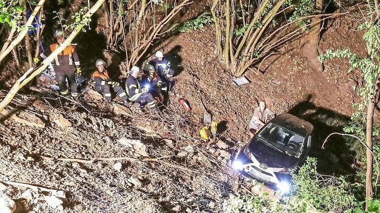 Eine steile B&ouml;schung rollte der Toyota hinab und musste per Seilwinde hochgezogen werden. Foto: Merzbach/News5