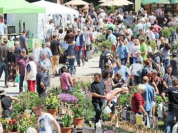 Jede Menge los ist alljährlich beim Gartenfest in Eyrichshof - nicht nur an den Verkaufsständen auf der Wiese. Foto: Eckehard Kiesewetter