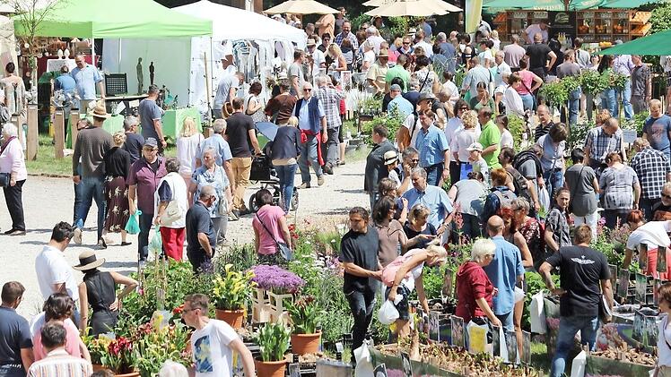 Jede Menge los ist alljährlich beim Gartenfest in Eyrichshof - nicht nur an den Verkaufsständen auf der Wiese. Foto: Eckehard Kiesewetter