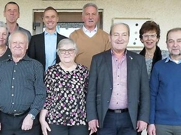 Für ihre langjährige Mitgliedschaft im Sozialverband VdK ehrten Bürgermeister Bernd Höfer, Kreisvorsitzende Susann Biedefeld und Bernd Oehme zahlreiche Mitglieder des VdK Meeder. Foto: Karin Günther