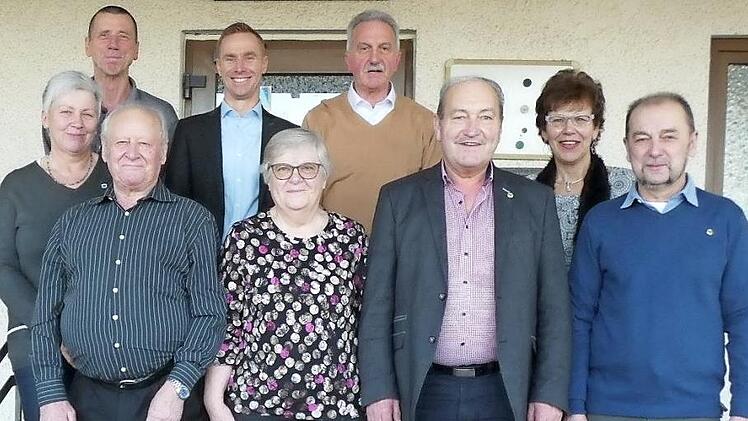 Für ihre langjährige Mitgliedschaft im Sozialverband VdK ehrten Bürgermeister Bernd Höfer, Kreisvorsitzende Susann Biedefeld und Bernd Oehme zahlreiche Mitglieder des VdK Meeder. Foto: Karin Günther