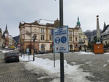 Das Tragen von Schutzmasken ist in der Innenstadt l&auml;ngst zur Selbstverst&auml;ndlichkeit geworden. Christine Fischer