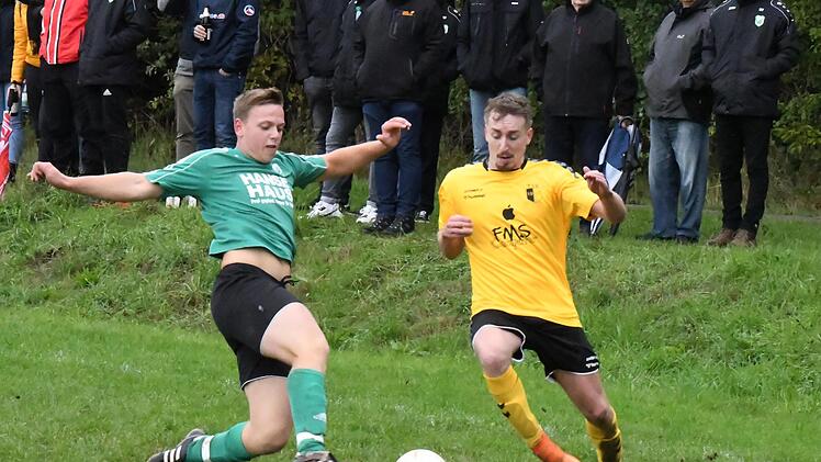 Linus Pusch (links) vom FC Untererthal II feierte mit seinem Team ein perfektes Wochenende mit zwei Siegen aus zwei Spielen, auch wenn er hier gegen den Wollbacher Konstantin Metz den Ball passieren lassen muss. Foto: Hopf