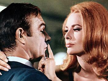 Nur weil Helga Brandt (Karin Dor) in "Man lebt nur zweimal" (1967) James Bond (Sean Connery) nicht umzubringen schaffte, landete sie im Piranha-Becken.