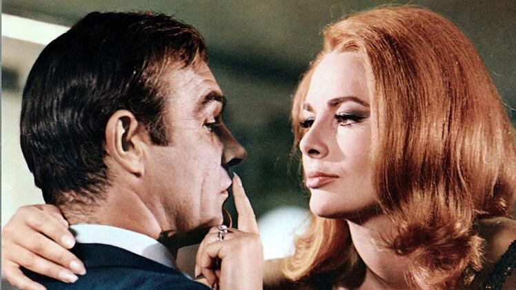 Nur weil Helga Brandt (Karin Dor) in "Man lebt nur zweimal" (1967) James Bond (Sean Connery) nicht umzubringen schaffte, landete sie im Piranha-Becken.
