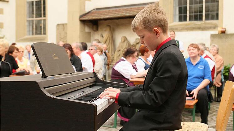 Samuel Buchholz aus Wiesentheid beeindruckte in der Kirchenburg mit seinem Auftritt am Klavier.  Fotos: Alfred Molitor