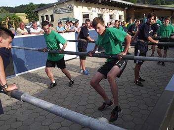 Das "Menschenkickerturnier" wird in Thonberg bereits zum achte Mal ausgetragen. Das Bild zeigt einige Akteure bei einem früheren Turnier in Aktion.  Foto: Dieter Wolf