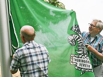 Dieter Schubert (rechts) und Helmut Völk hissen die Flagge des Thüringerwald-Vereins an der Alexandrinenhütte. Die beiden bilden das neue Führungsduo des traditionsreichen Vereins. Foto: Daniela Pondelicek