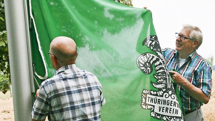 Dieter Schubert (rechts) und Helmut Völk hissen die Flagge des Thüringerwald-Vereins an der Alexandrinenhütte. Die beiden bilden das neue Führungsduo des traditionsreichen Vereins. Foto: Daniela Pondelicek