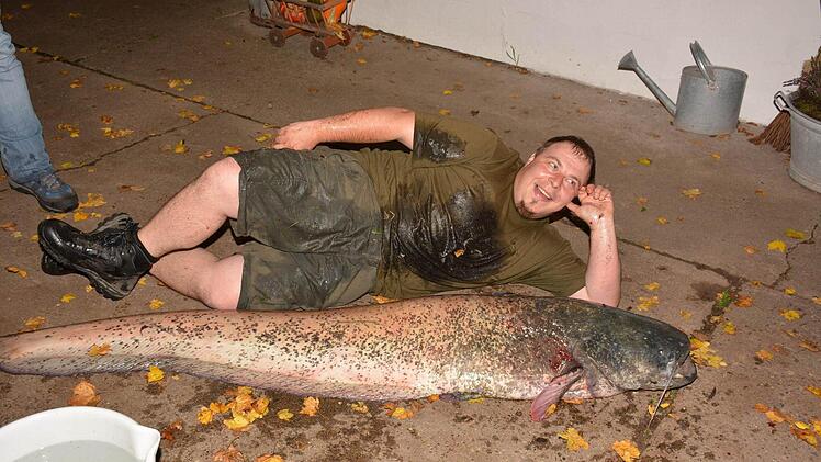 Angler Frank Haßfurter aus Ermershausen mit dem Riesenwaller. Foto: Gerhard Schmidt