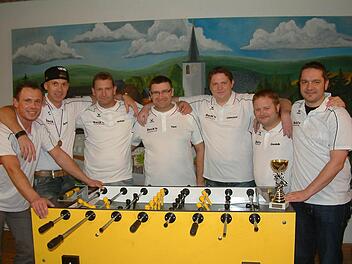 Der Kickerclub Nurn wurde Meister in der Tischfußball-Verbandsliga und steigt in die Landesliga auf. Unser Bild zeigt das erfolgreiche Team mit (von links) Michael Langer, Stefan Gohlke, Robert Wunder, Timo Wunder, Daniel Franz, Dominik Lunk und Vorsitzenden Andreas Franz. Es fehlt Rainer Göppner.  Foto: Hans Franz