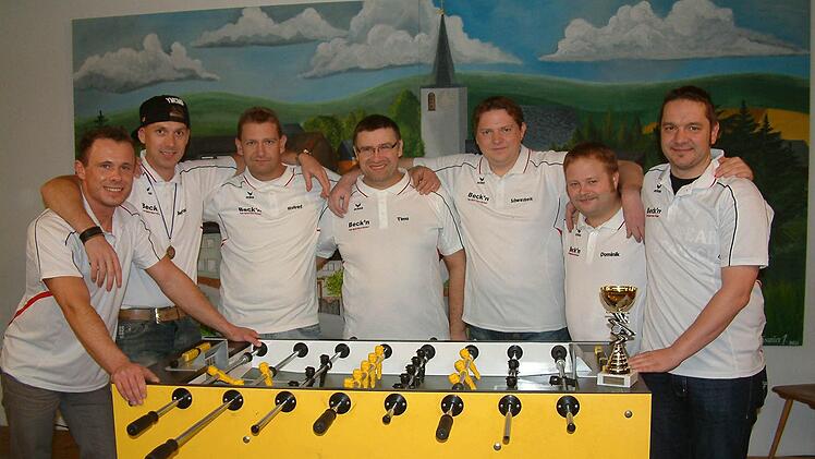 Der Kickerclub Nurn wurde Meister in der Tischfußball-Verbandsliga und steigt in die Landesliga auf. Unser Bild zeigt das erfolgreiche Team mit (von links) Michael Langer, Stefan Gohlke, Robert Wunder, Timo Wunder, Daniel Franz, Dominik Lunk und Vorsitzenden Andreas Franz. Es fehlt Rainer Göppner.  Foto: Hans Franz