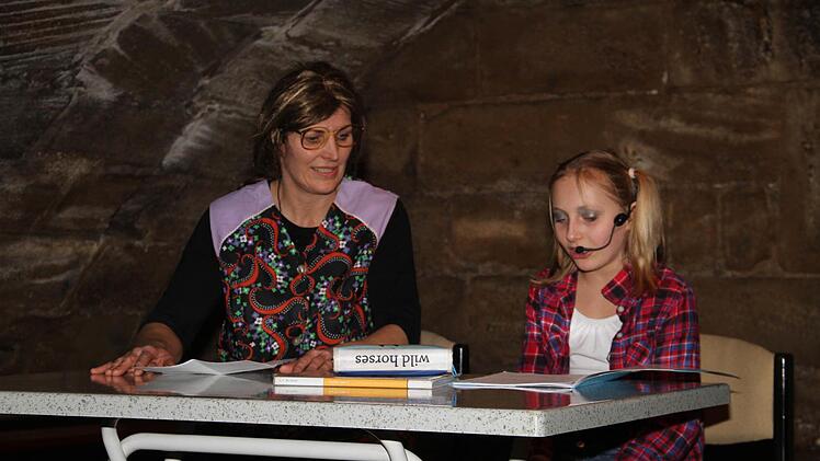 Birgit Bräutigam und Töchterchen Anne hatten so ihre Probleme mit einer Rechenaufgabe.