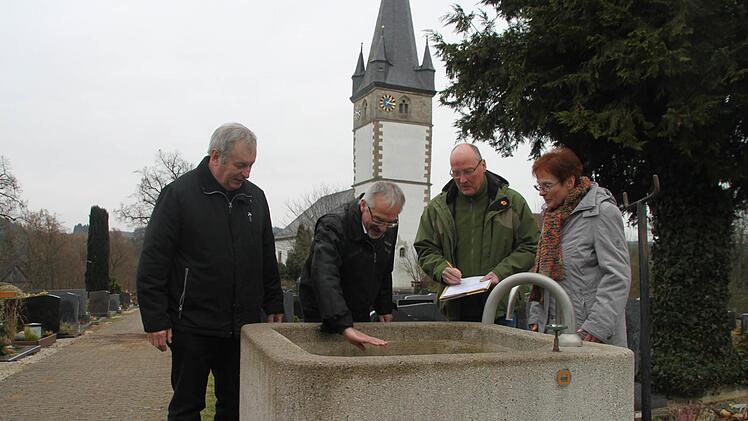 Die evangelische Kirchengemeinde in Wonsees will eine Zisterne nutzen. Zwei Schöpfbecken wurden auf dem Friedhof bereits errichtet. Unser Bild zeigt Pfarrer Christian Pohl (Zweiter von links) mit dem Umweltberater der Landeskirche, Frank Ziegler (rechts daneben), sowie Gerlinde Ziermann und Gottfried Langenfelder vom Umweltteam der Gemeinde. Fotos: Alexander Hartmann