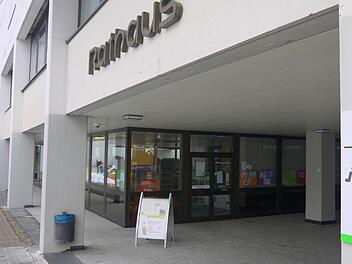 Hier fließt 2017 viel Geld hinein: Der Umbau des Rathauses samt Umstrukturierung der Bücherei zur Mediathek stellt die größte Investition des Jahres im Rahmen des Neustadter Haushaltes dar.Foto: Berthold Köhler