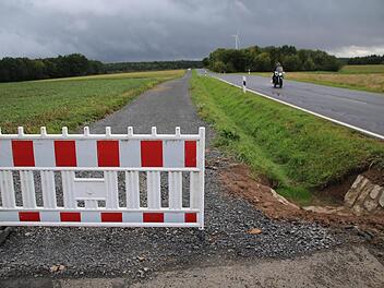Der neue Radweg ist erkennbar. Doch er bleibt weiterhin gesperrt. In Teilabschnitten ist der Untergrund nicht tragfähig.Heike Beudert