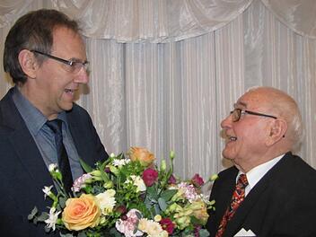 Dritter Bürgermeister Thomas Nowak (links) gratulierte Hans Börs.Foto: Martin Koch