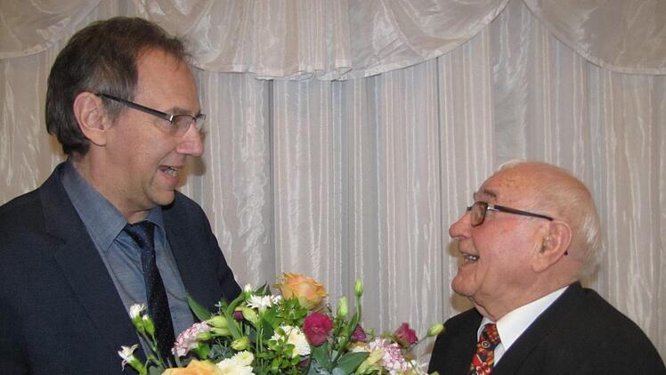 Dritter Bürgermeister Thomas Nowak (links) gratulierte Hans Börs.Foto: Martin Koch