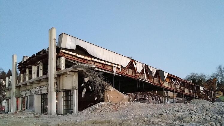 Impressionen vom Abriss der Coburger Angerhalle: 27. FeburarFoto: Jochen Berger